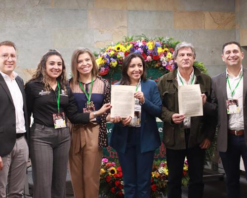 FotografoFoto Alcaldía de Medellín:Medellín lidera la creación de la primera Red Iberoamericana de Destinos Turísticos Inteligentes. 